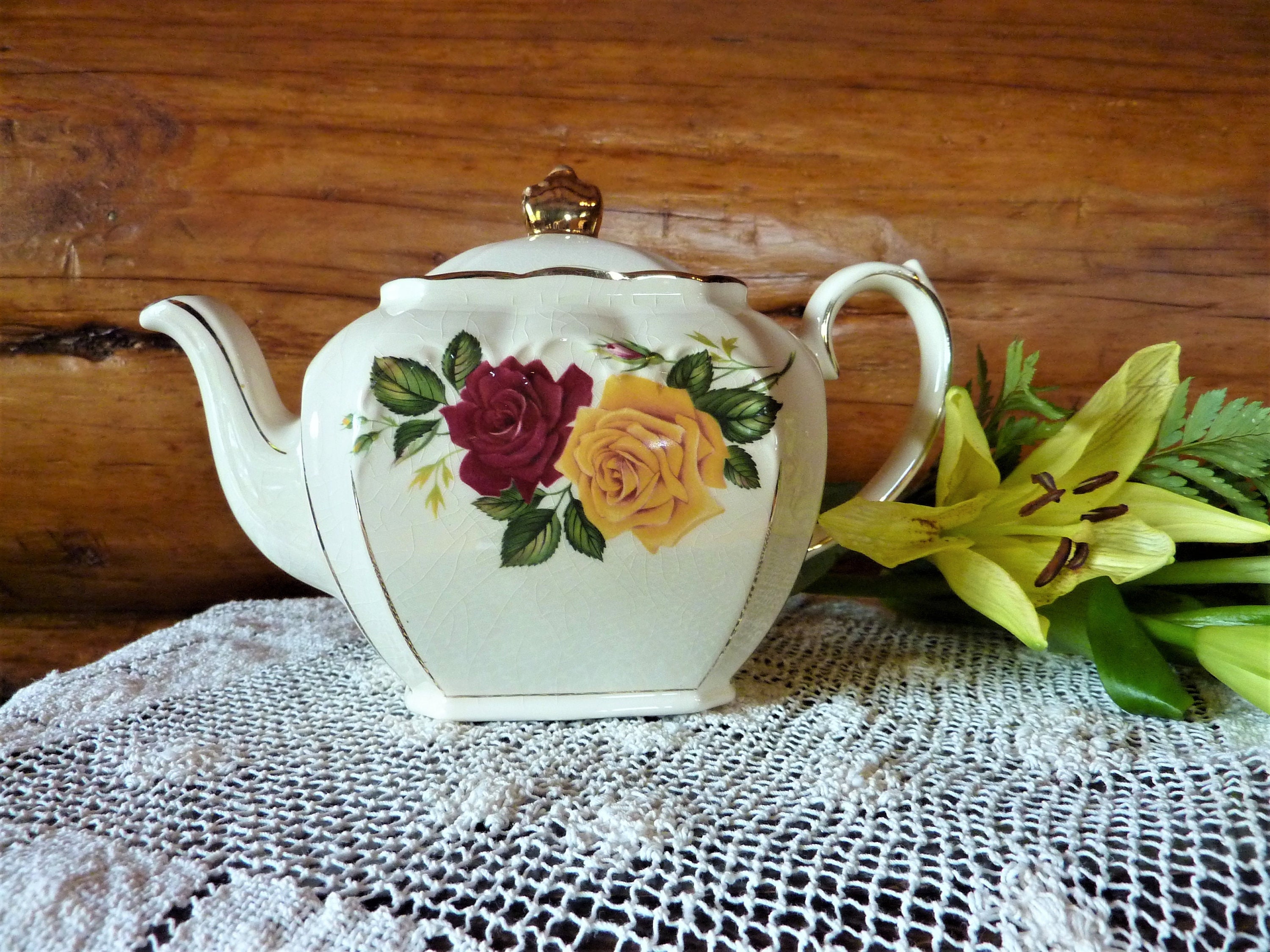 Sadler Teapot With Red and Yellow Roses, 4 Cups, Made in England, Circa