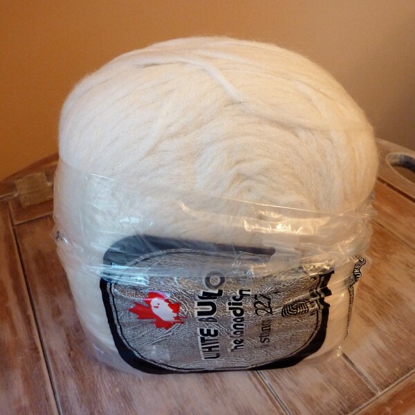 White Buffalo Yarn Cake / White / Thick Full 100% Pure Virgin Wool / Felting Yarn / Authentic Cowichan Sweater Yarn / Made in Canada