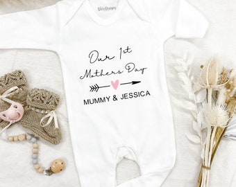 Body personalizado para el primer día de la madre: Mamá con nombre, corazón y flecha. Regalo para el primer día de la madre.