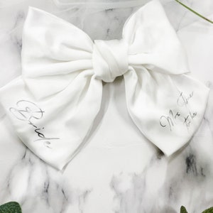 Personalisierte Braut-Haarschleife aus weißem Satin werdende Braut zukünftige Frau bald Frau Junggesellinnenabschiedsschleier Silver