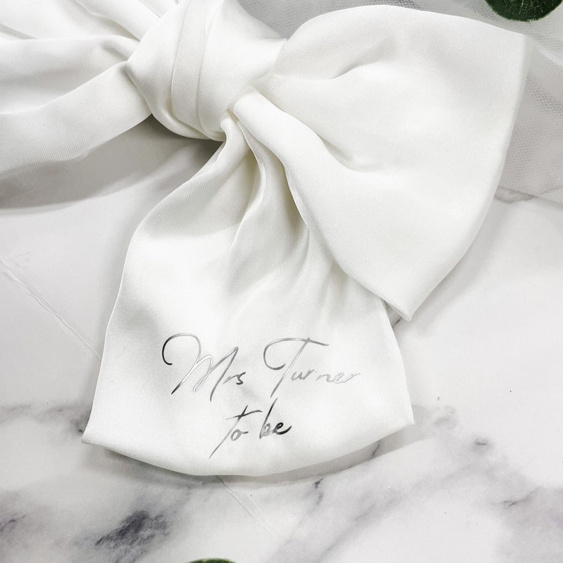 Personalisierte Braut-Haarschleife aus weißem Satin werdende Braut zukünftige Frau bald Frau Junggesellinnenabschiedsschleier Bild 6