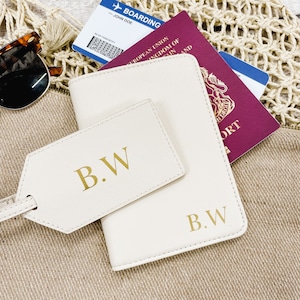 Funda para pasaporte y etiqueta para equipaje con iniciales personalizadas. Regalo. Para él y para ella. Negro, blanco y rosa ruborizado.