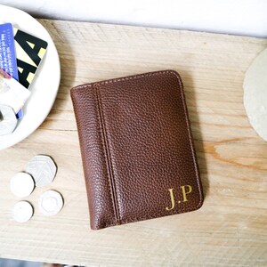 Cartera personalizada de piel sintética marrón con inicial - Regalo para hombre