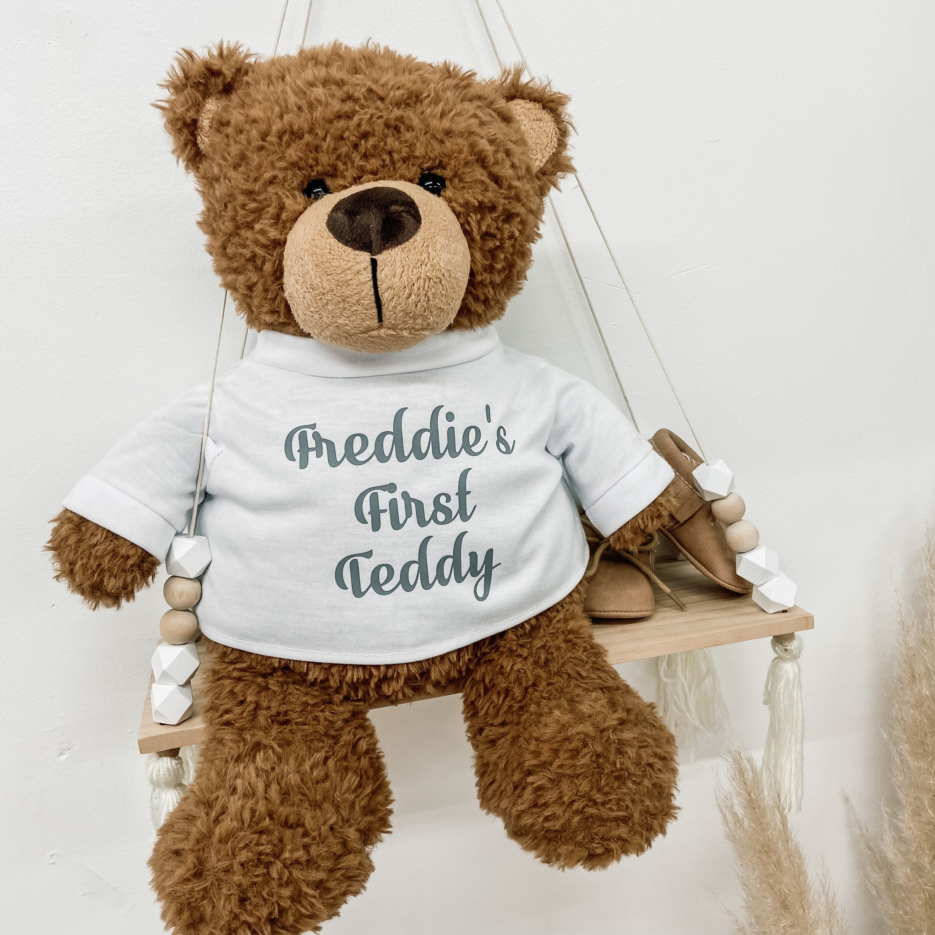 Adoptado por Maddox de oso de peluche usando un nombre Personalizado T-Shirt Maddox-TB1 