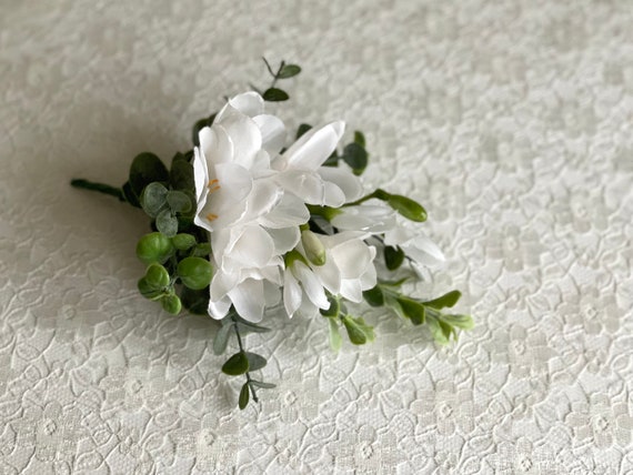 Fresia blanca y verde seda chaqueta de flores de boda corsage. - Etsy México