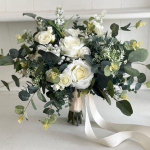 Ramo de novia rústico de rosas blancas, eucalipto y flores de seda
