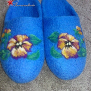 Felted slippers  Womens slippers Women&#39;s Home shoes  Blue slippers  Wool slippers Violets Gift for women