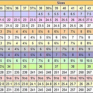 Pu&ograve; includere: Un grafico che mostra le conversioni delle taglie di scarpe per diversi paesi e regioni. Il grafico include le taglie per uomini e donne e utilizza sia le misure imperiali che quelle metriche. Il grafico &egrave; codificato a colori per facilitare la ricerca della taglia giusta.