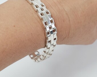 Silver Bracelet With Venetian Style Link. Shinny Finish