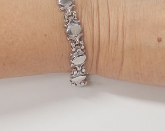 Delicate and elegant silver bracelet. Art Deco Design. Flower resemblance lynk. Lobster Claw Clasp. Shinny finish. Made in Italy.