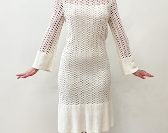 Vestido de crochet blanco vintage de los años 70 con mangas acampanadas