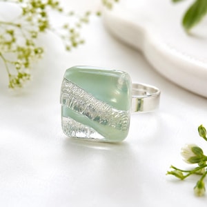Anillo de cristal dicroico verde – Anillo cuadrado ajustable para mujer – Joyería iridiscente verde celadón – Anillo único – Regalo para mujer