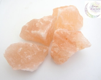 Puede incluir: Cuatro grandes piezas de cristales de sal rosa del Himalaya, talladas toscamente. Los cristales de sal tienen una forma irregular y una apariencia natural sin pulir.