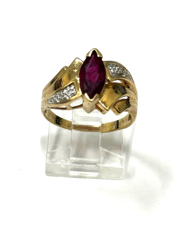 Ladies vintage 10kt yellow gold ring with syntheti