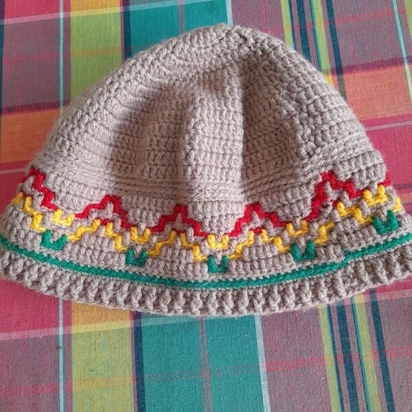 Bonnet en crochet avec motif mosaic couleur rasta