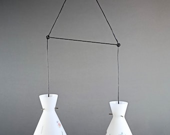 Lampadario doppio anni ’50 sospensione italiana vetro opalino decorato coppia lampade design vintage