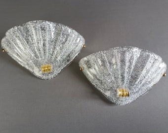 Murano art glass set of two ribbed sconces in graniglia and curls with gold leaf inclusion. Italy, 1980s.