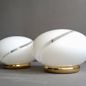 Swirled Murano 1980s set of two table lamps. Murano art glass lampshades and gilded metal bases.