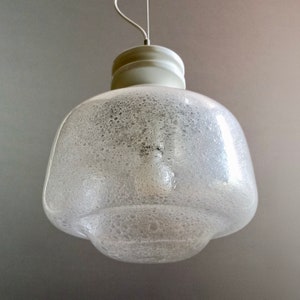 Italian Murano glass Space Age 1960s one-light pendant lamp in Pulegoso glass and white lacquered aluminum.