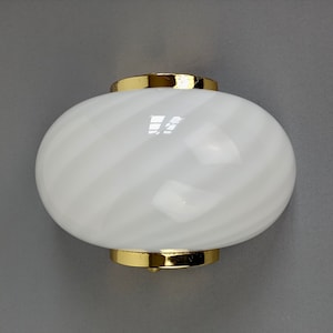 Murano Swirled hand-blown glass one-light sconce in pale grey/white. Italy, 1980s.
