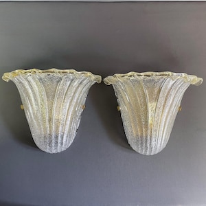 Ensemble de deux grandes appliques murales en verre de Murano des années 1990 dans le style Barovier, fabrication classique en grès vénitien.