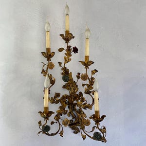 Gilded iron Tole 1950s wall lamp with hand-painted floral decorations. Hollywood Regency Style.