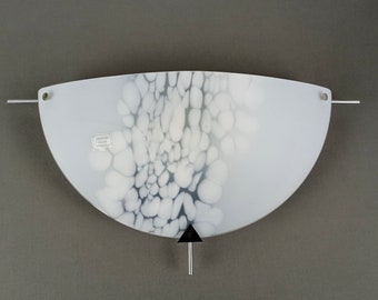 Halvemaanvormige wandlamp van handgemaakt artistiek Murano-glas met metalen voet. Eén van de vier beschikbaar.