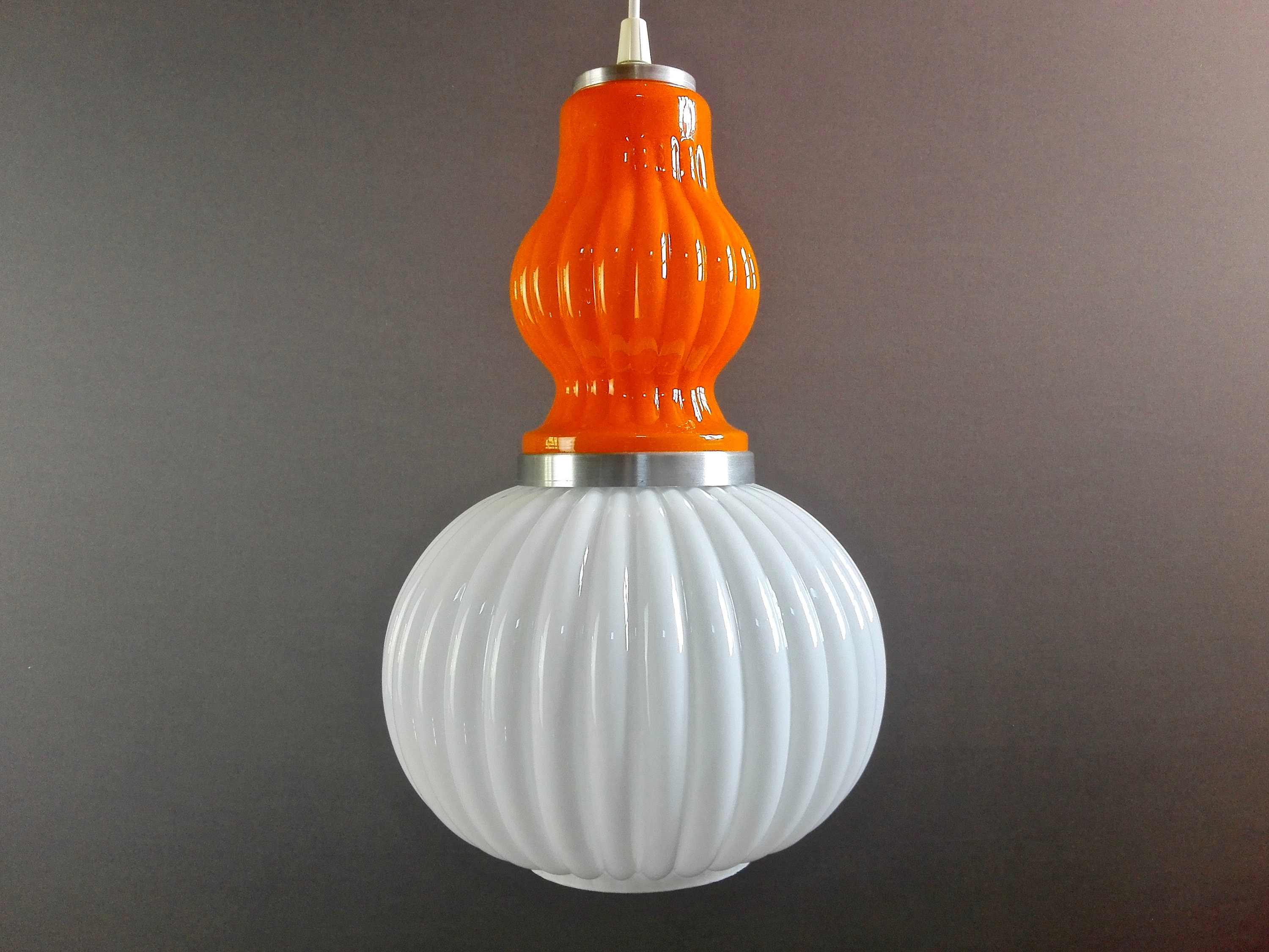 lustre en verre de murano bicolore blanc-orange et structure aluminium. italie, années 1960.