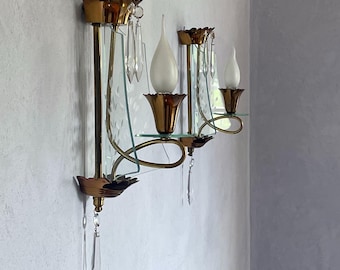 Pair of 1950s Italian wall sconces in brass and engraved glass with crystal drops, Hollywood Regency vintage lighting. Pietro Chiesa style.