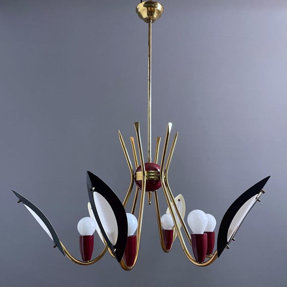 Lampadario anni ’50 a sei luci in ottone dorato e metallo laccato. Design Italiano Mid-Century.