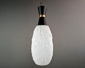 Italian 1960s art glass one-light pendant lamp. Gild metal and black lacquered aluminium frame.