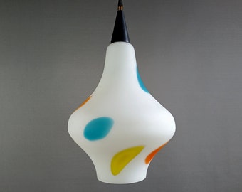 Large Stilnovo one-light opaline and colorful inclusions pendant lamp. Italia, 1950s