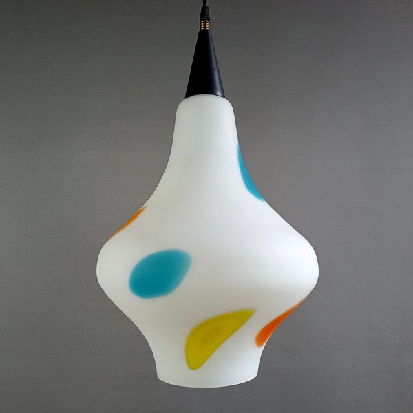 Large Stilnovo one-light opaline and colorful inclusions pendant lamp. Italia, 1950s