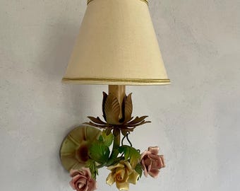Vintage vägglampa med handmålade keramiska rosor och en krämfärgad lampskärm. Shabby chic italiensk belysning från 1960-talet.