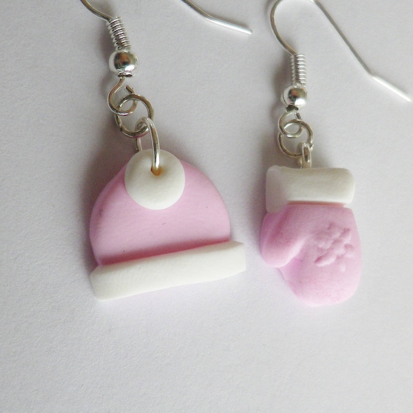 bonnet de pere noel et son gant en fimo oreille rose blanc chapeau duo