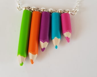 collier crayons de couleurs taillés multicolore idée cadeau maitresse atsem enfant
