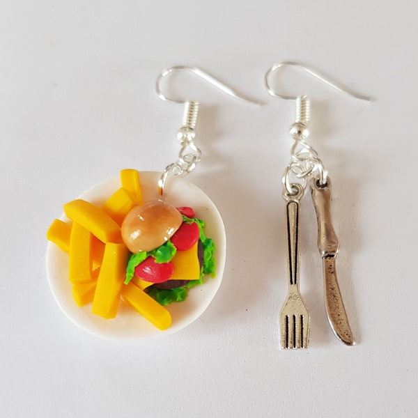 boucles d'oreilles gourmandes,boucles d'oreilles dépareillées,fimo,assiette sandwich fites,hamburger frites,couverts,boucles dépareillées