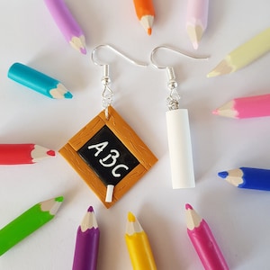 regalo escolar, aretes profesora, regalo maestra, aretes, pizarra, tiza blanca, gracias maestra, atsem, abc, original