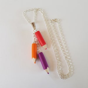 cadeau maîtresse,collier maîtresse,collier crayons,crayons de couleur,orange, violet, rouge,cadeau école,cadeau atsem,pate fimo