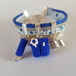 bracelet école,cadeau maitresse,bracelet maitresse,cadeau ecole,cartable,bleu marine,crayon de couleur,theme école,cadeau original,fimo