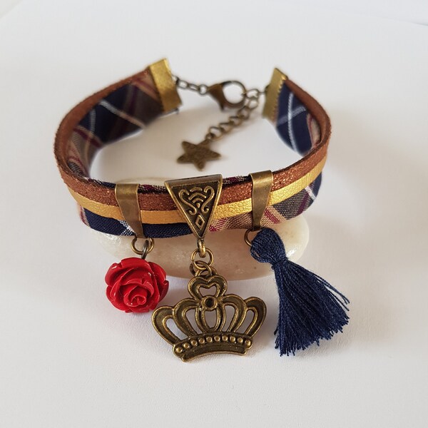 bracelet liberty,bracelet à carreaux,bracelet manchette,rose rouge,bleu marine,anglais,couronne,god save the queen,pompon,cadeau,original