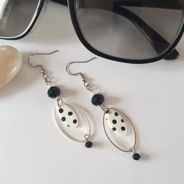 boucles d'oreilles à pois,boucles d'oreilles,boucles femme,boucles d'oreilles légères,fait main,noir et blanc,polka dot,fimobijou à pois