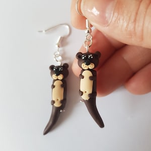 orecchini di lontra, gioielli di lontra, regalo di lontra, argilla polimerica, orecchini di animali, lontra di fiume, gioielli di animali