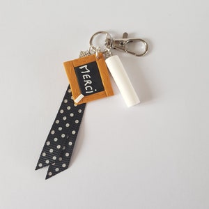porte clés maitresse,merci,ardoise,cadeau maitresse,cadeau ecole,craie,fimo ,cadeau atsem,noir et blanc,merci maitresse,merci atsem