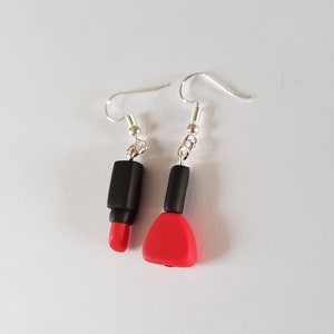 pendientes de lápiz labial y elegante esmalte de uñas cosmético rojo y negro