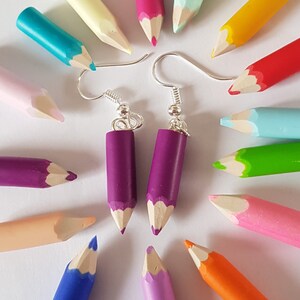 boucles d oreilles crayons, violet, boucles originales,cadeau maitresse ,cadeau ecole ,fimo,crochet argenté