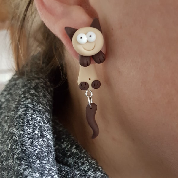 boucles d oreilles fimo chat siamois mignon  qui traverse l oreille yeux souriants rigolo clou