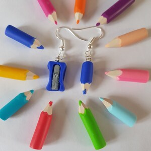 regalo profesora, pendientes no coincidentes, pendientes, sacapuntas, lapiz azul, gracioso, original, tema escolar, regalo atsem, regalo escolar