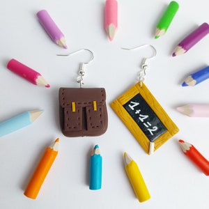 cadeau ecole,boucles maitresse,cartable d ecolier,ardoise,boucles d'oreilles,boucles originales,boucles dépareillees,1+1=2,fimo