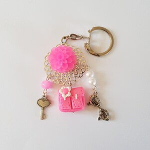 porte clés maitresse,cadeau maitresse,cartable rose,cadeau original,rose et blanc,pate fimo,cadeau ecole,cadeau anniversaire